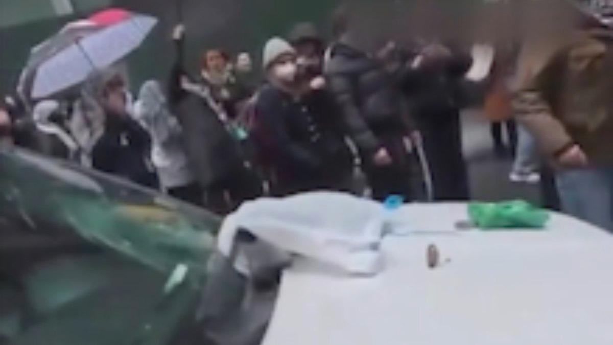 ABD’de Filistin’e destek verenlerin üzerine çamaşır suyu döküldü, çöp atıldı