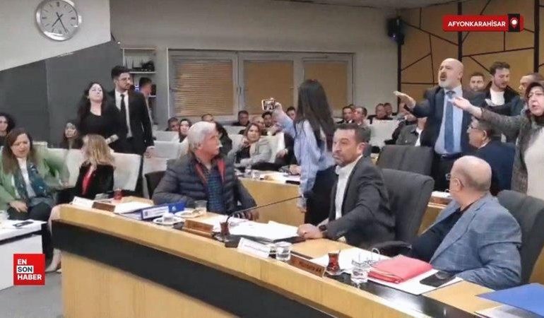AK Partili Mahmut Ekici ile Başkan Burcu Köksal arasında tartışma çıktı
