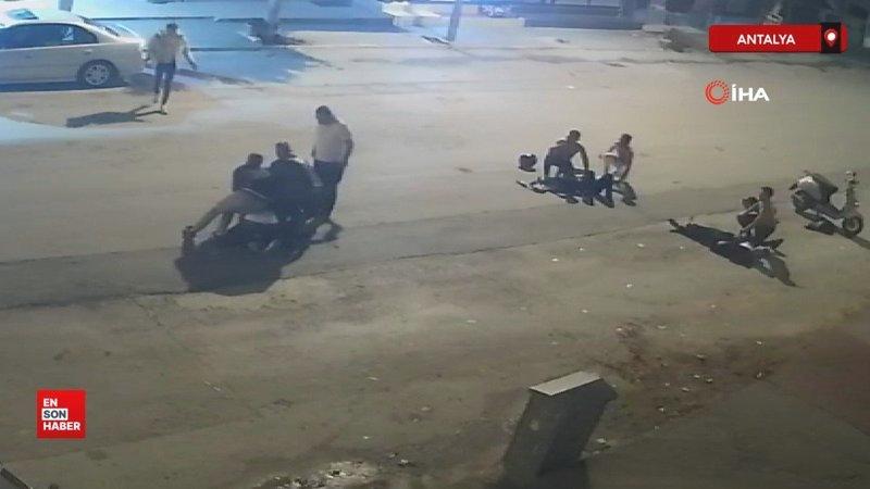 Antalya’da sokak ortasına kadın ve babasına bıçaklayarak yaraladı