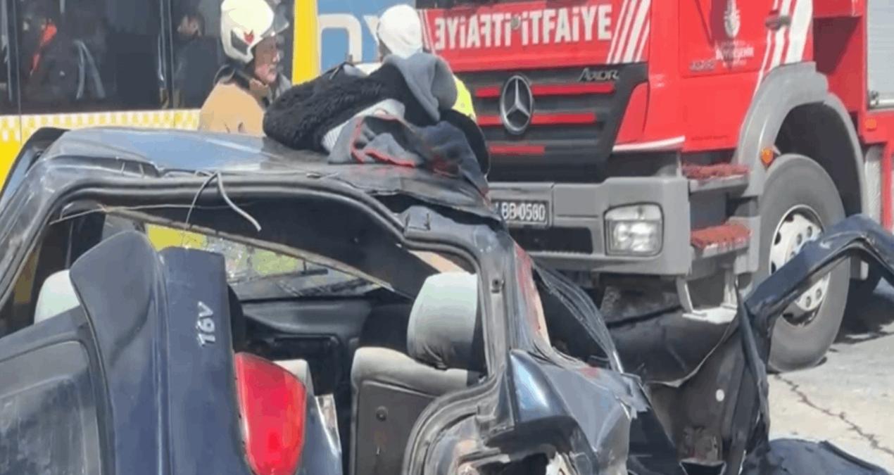 Arnavutköy’de hafriyat kamyonu otomobile çarptı: 2 yaralı