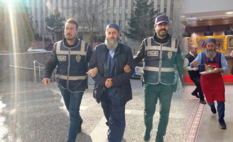 Atatürk’e hakaret edip tutuklanmış, ‘verem’ diyerek salınmıştı! Erzurumlu dönerci AKP şarkısı eşliğinde çalışmaya devam ediyor…