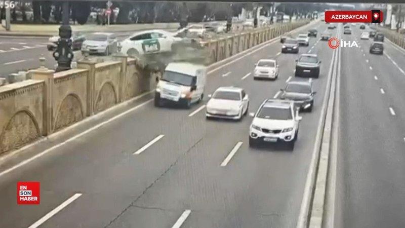 Azerbaycan’da kontrolden çıkan araç beton bariyeri aşarak ana yola uçtu