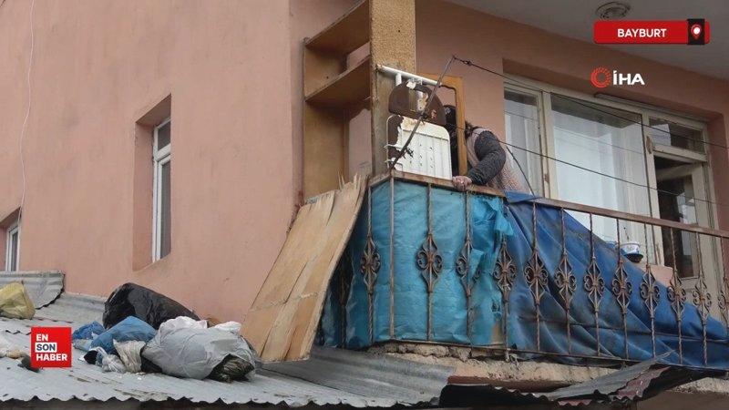 Bayburt’ta kuvvetli rüzgar eşyaları ve ata tohumlarını çatıya saçtı