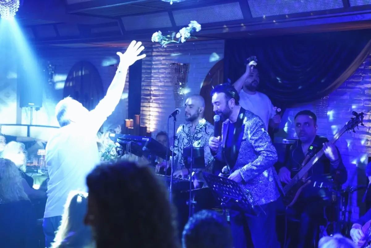 Burçin Bildik, sahnelere geri döndü; Aydan Şener sirtaki show yaptı