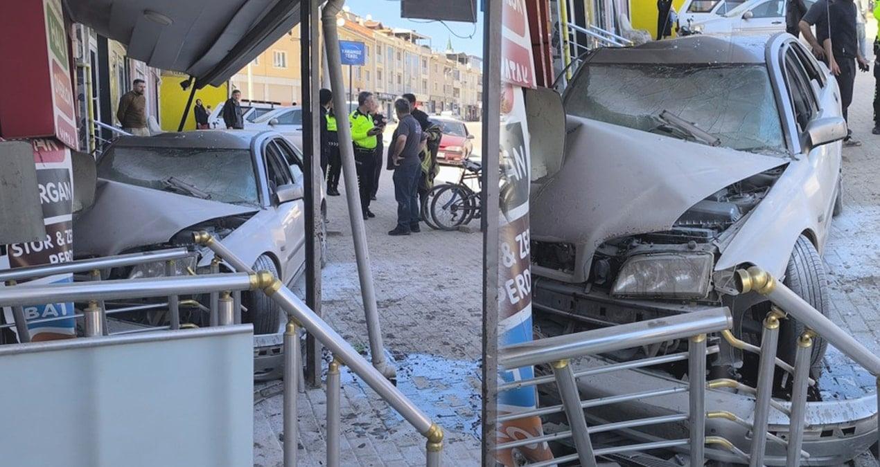 Direksiyon hakimiyetini kaybeden sürücü halı yıkama dükkanına daldı