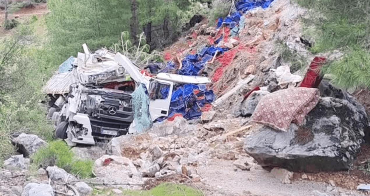 Domates yüklü kamyon şarampole uçtu: Sürücüsü felaketi yaşadı