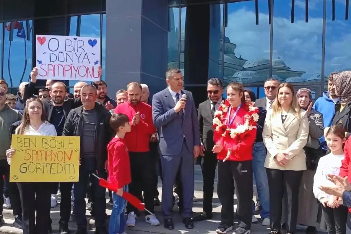 Dünya Şampiyonu Esma Nur Kara Coşkuyla Karşılandı