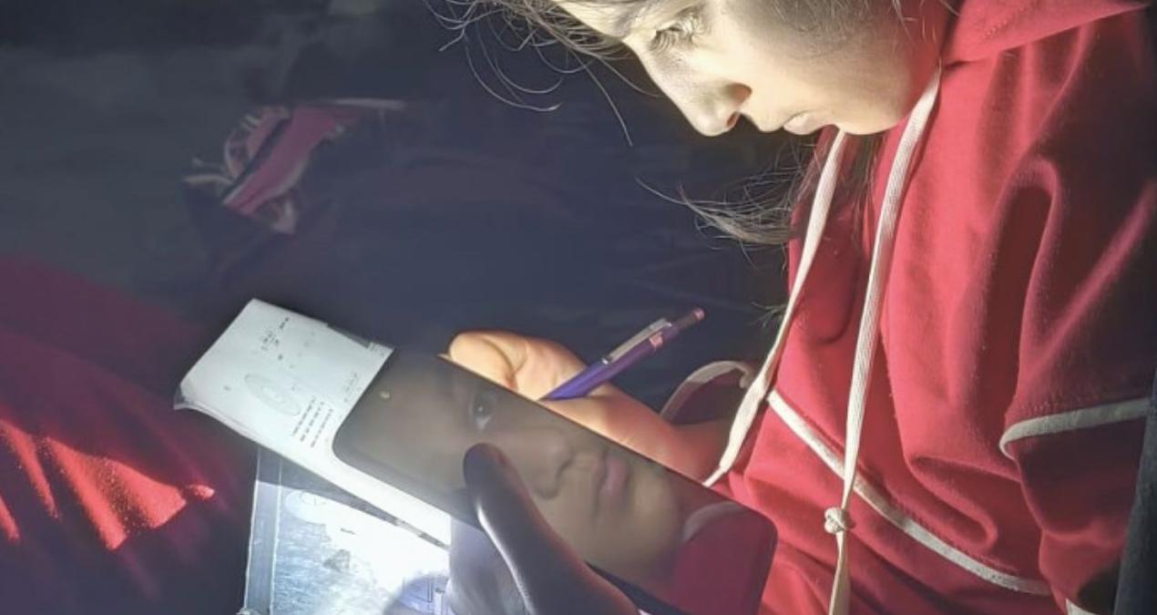 Elektriğe hasret şehir: Öğrenciler mum ışığında ders çalışıyor