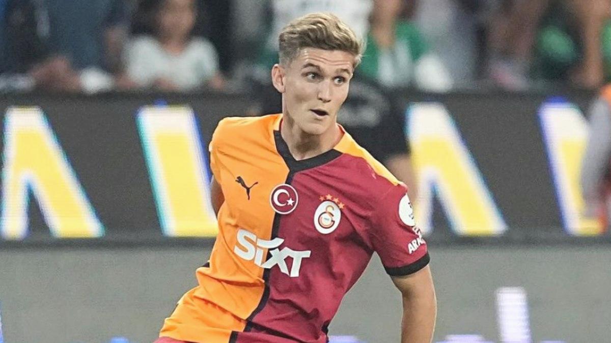 Elias Jelert’ten sevgilisiyle asansör pozu