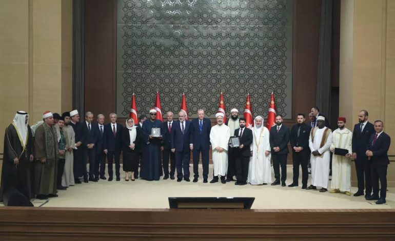 Erdoğan: ‘Birliğimizi, dayanışmamızı, kardeşliğimizi yüceltmek mecburiyetindeyiz’