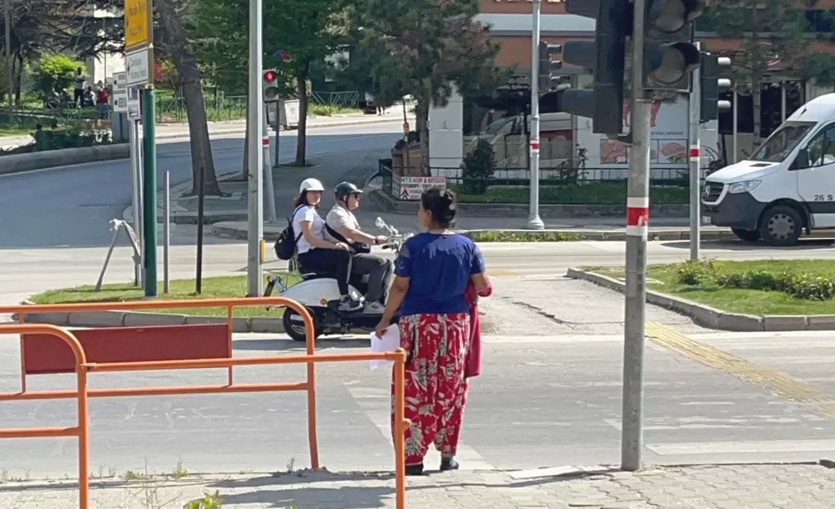 Eskişehir’de Sokak Düğününde Sigara İçen Çocukla İlgili Anne Serbest Bırakıldı