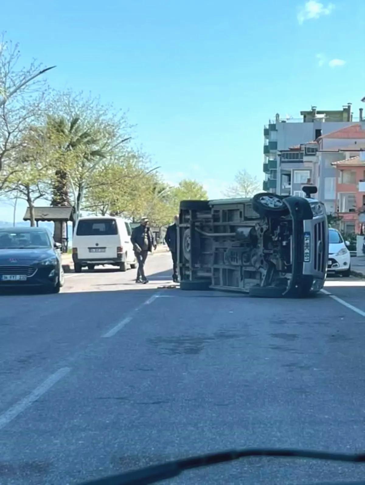 Gölcük’te Otomobil Kazası: Sürücü Sağ Kurtuldu