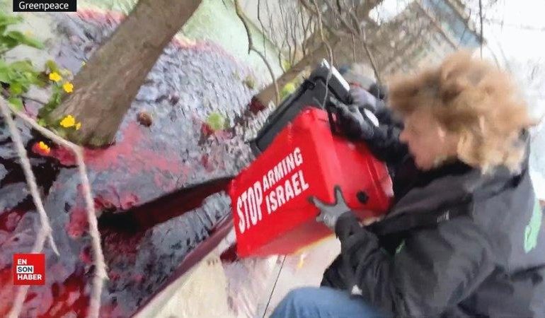 Greenpeace, Filistin için Londra’da çeşmeyi kırmızıya boyadı