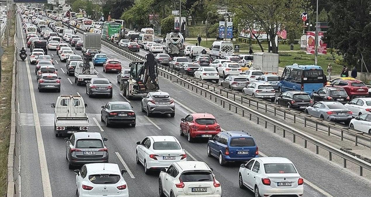 Haftanın son iş gününde trafik tıkanmaya başladı!