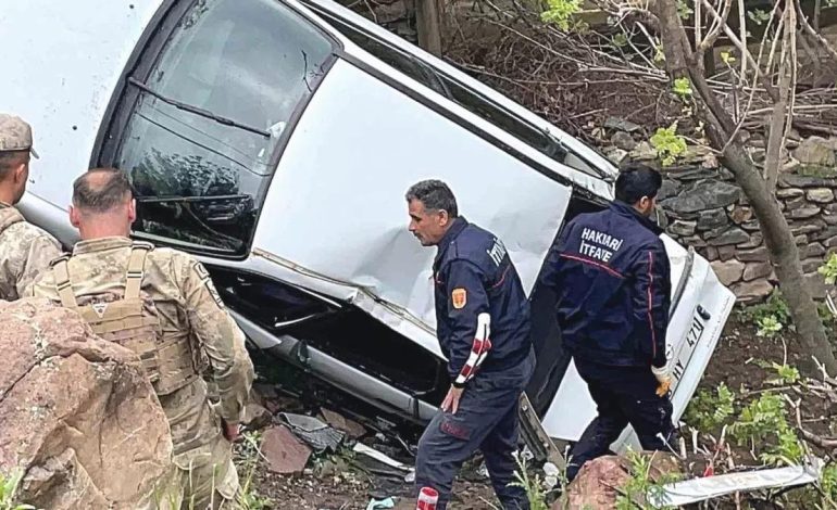 Hakkari’de Yağışlı Havada Otomobil Şarampole Yuvarlandı: 4 Yaralı