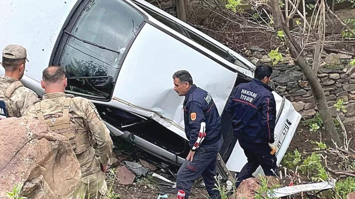 Hakkari’de Yağışlı Havada Otomobil Şarampole Yuvarlandı: 4 Yaralı