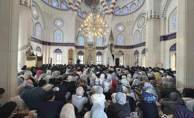 Japonya’da 350 Lise Öğrencisinden Tokyo Camii’ne Ziyaret