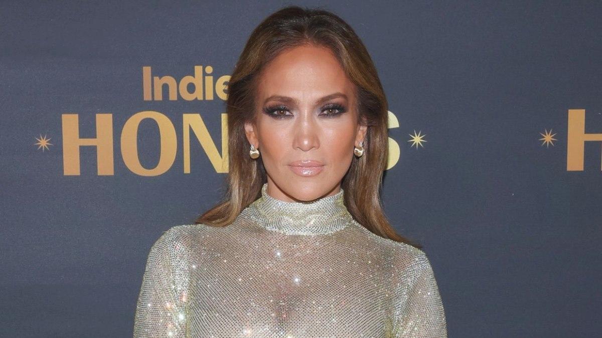 Jennifer Lopez’in baş aksesuarı gündem oldu! Kızılcık Şerbeti’nin Asude Hanım’ına benzetildi
