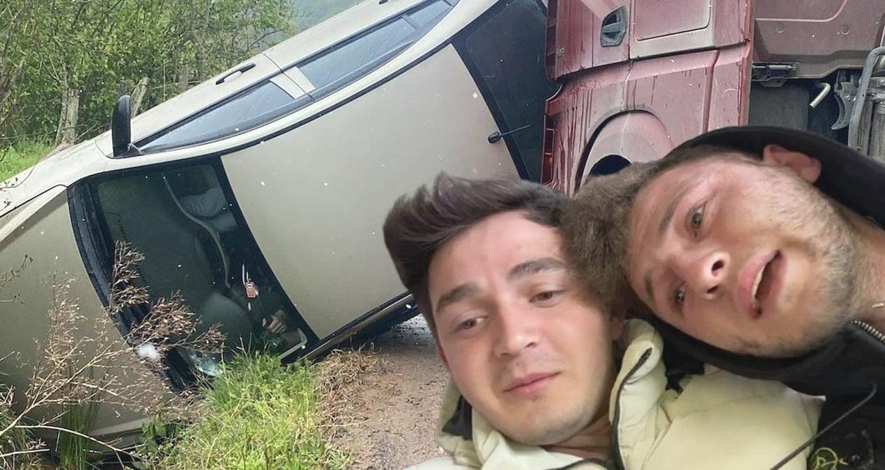 Kazada yan yatan otomobilde mahsur kalan 2 arkadaş o anları görüntüledi