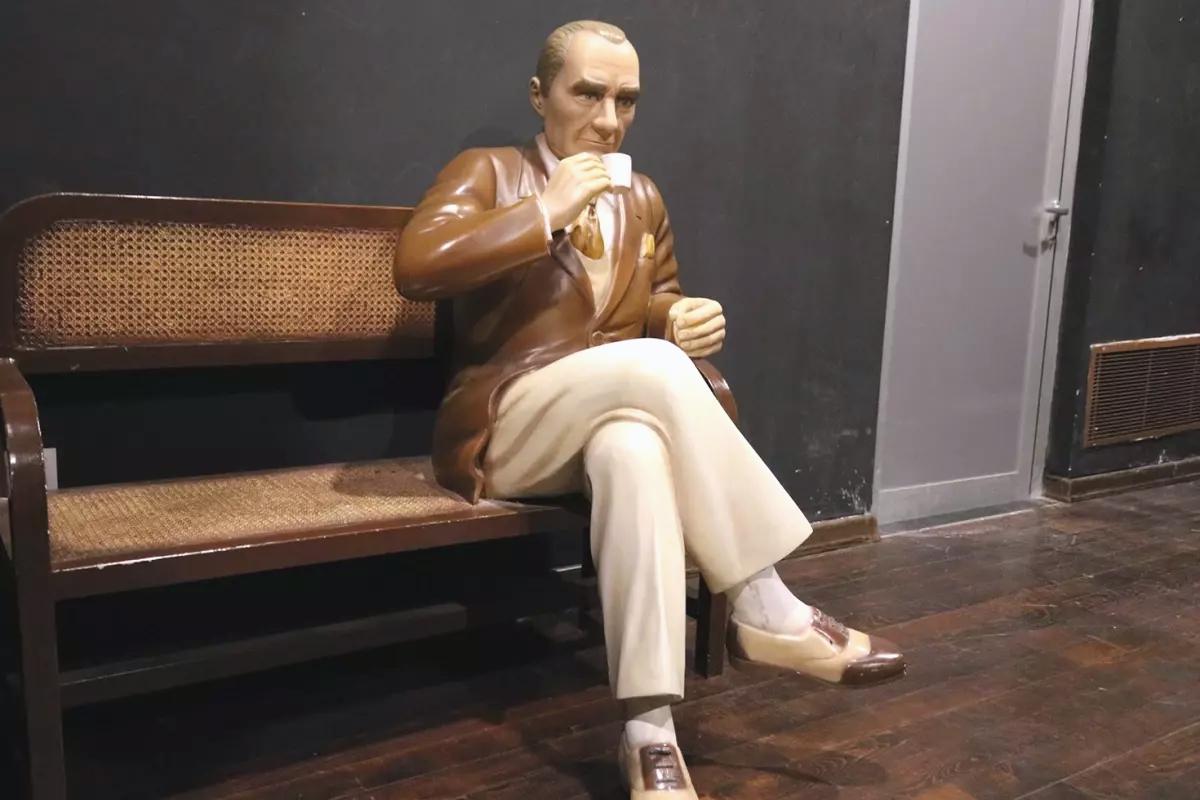 Kırşehir Belediyesi, yaptırdığı Atatürk heykelini depoya kaldırdı
