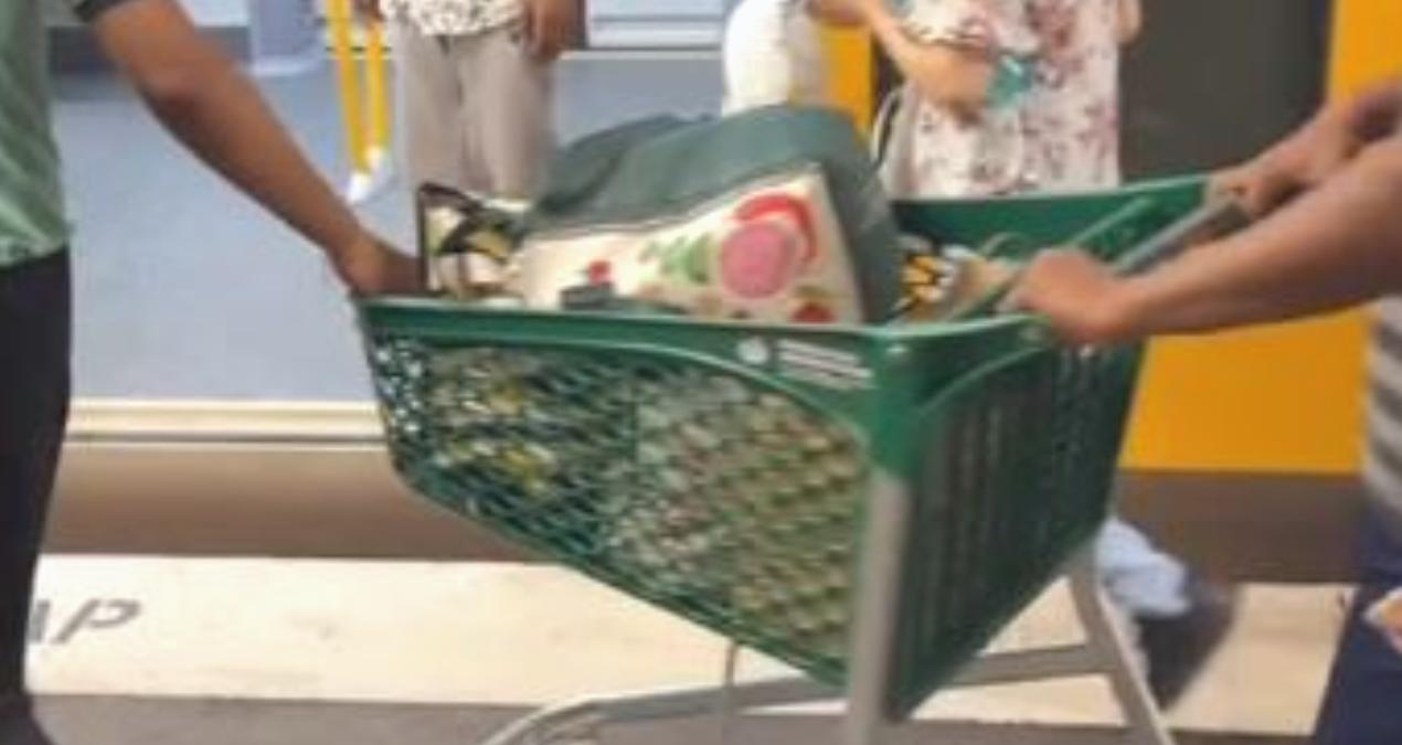 Market alışverişini eve trenle götürmek zorunda kaldılar