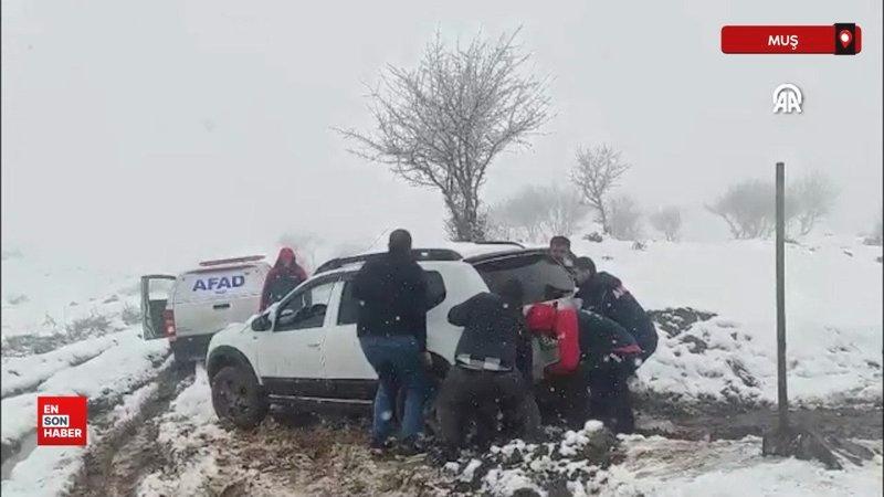 Muş’ta araçları çamura saplanan 4 doğasever ekiplerce kurtarıldı