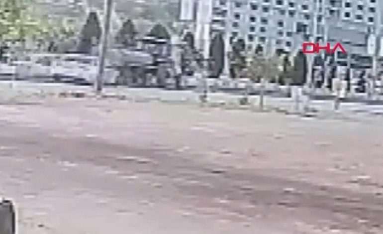 Otomobilin su tankerinin altına girdiği kazaya dair görüntüler ortaya çıktı