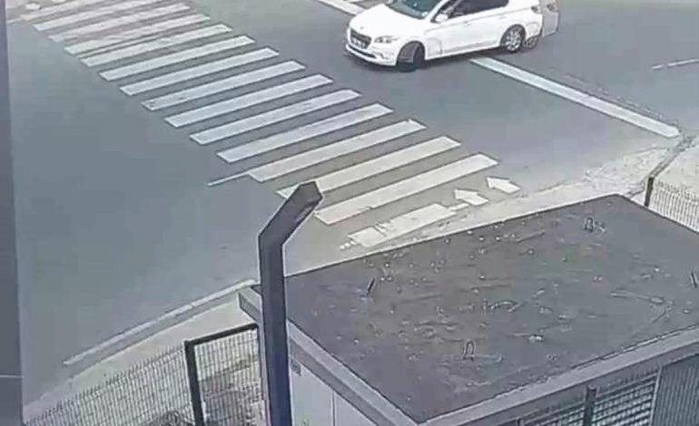 Pendik’te Yaya İle Otomobil Arasında Kaza Tehlikesi