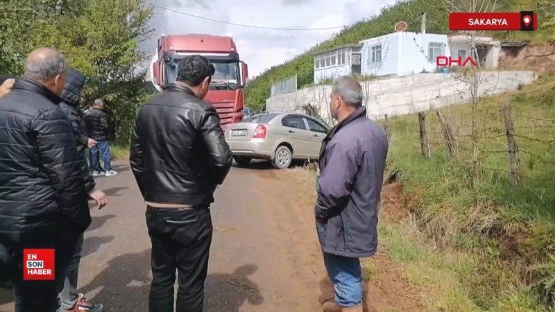 Sakarya’da kazada yan yatan otomobilde mahsur kalan 2 arkadaş o anları görüntüledi