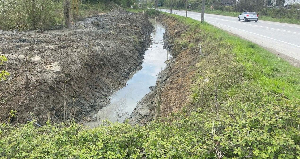 Sapanca Gölü’ne akan derede görülen atık madde temizlendi