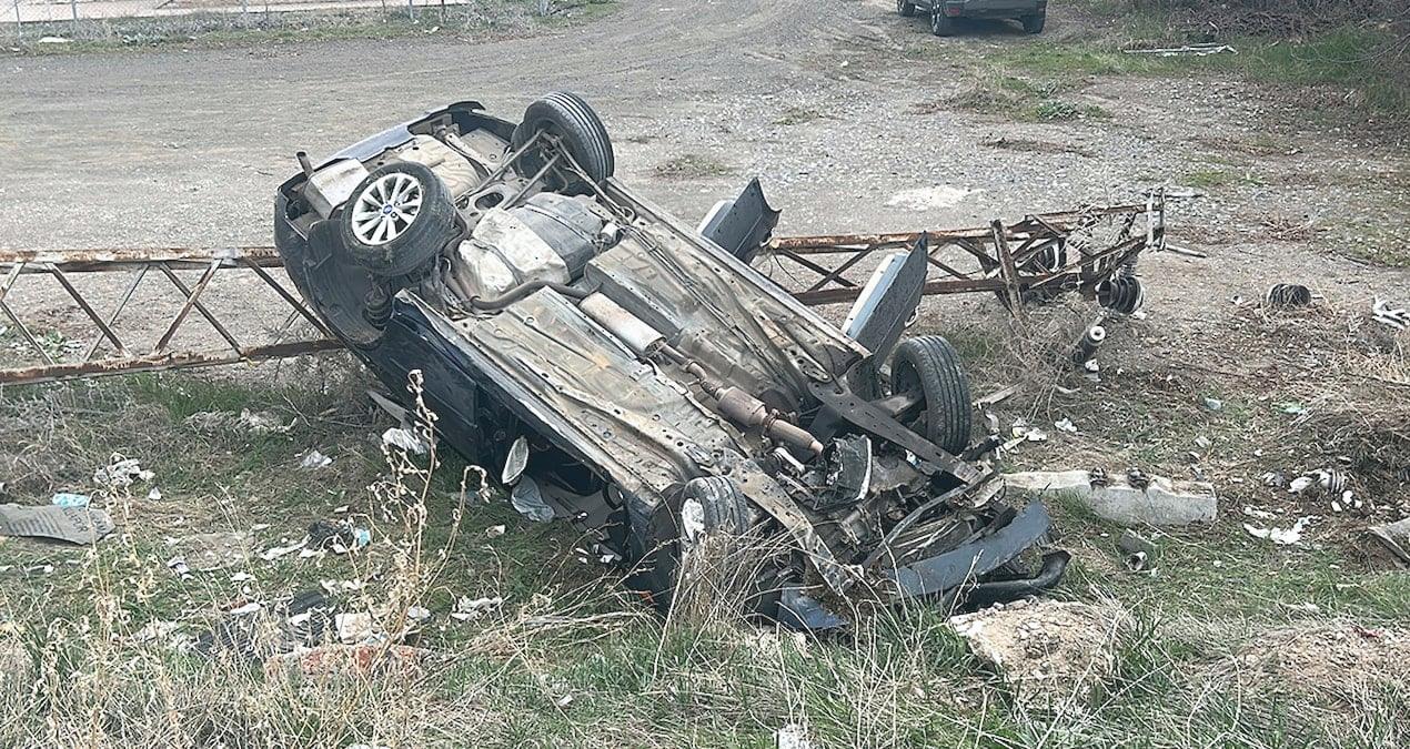 Sivas’ta otomobil şarampole devrildi: Yaralılar var
