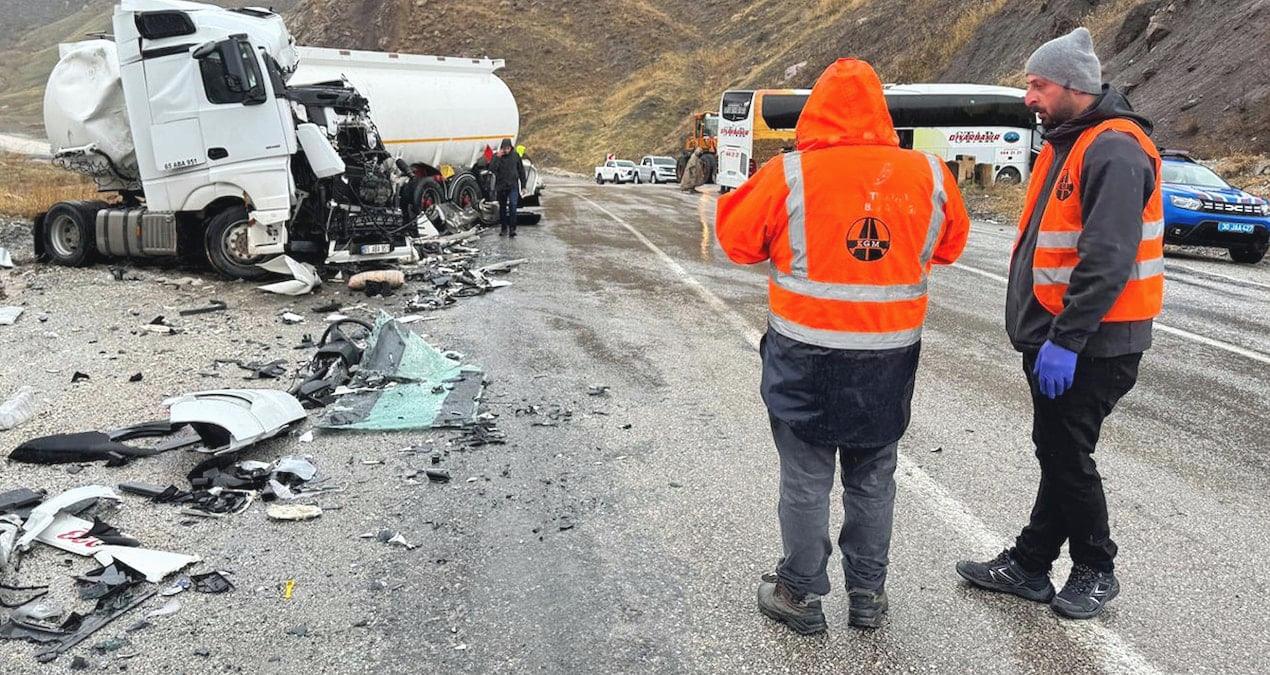 Tanker ile otobüs çarpıştı! Çok sayıda yaralı var