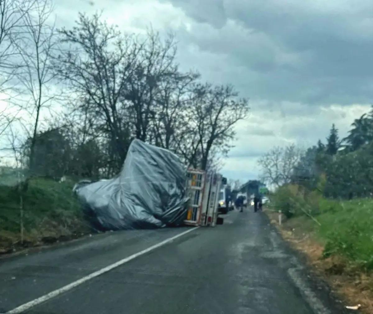 Tekirdağ’da Saman Yüklü Tır Devrildi, Sürücü Yaralandı