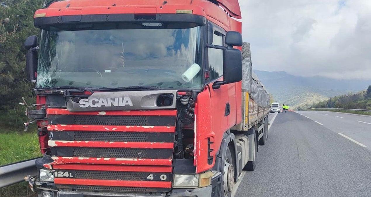 TIR’ın çarptığı minibüsün sürücüsü öldü