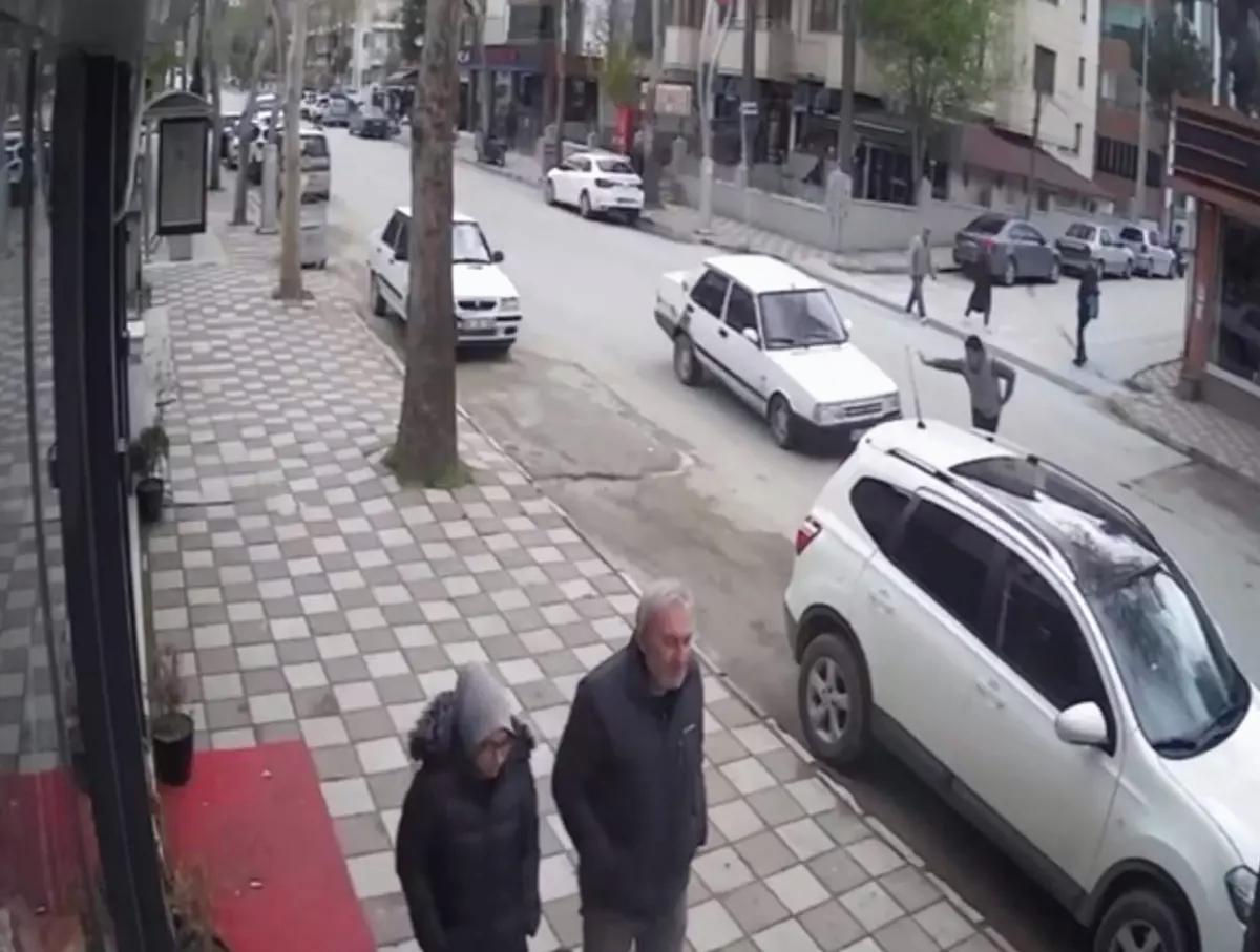 Tokat’ta Bir Yaya Aniden Geri Dönünce Otomobilin Çarpmasıyla Yaralandı