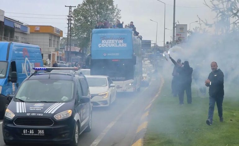 Trabzonspor U19 Takımı, UEFA Gençlik Ligi İkinciliğini Kutluyor
