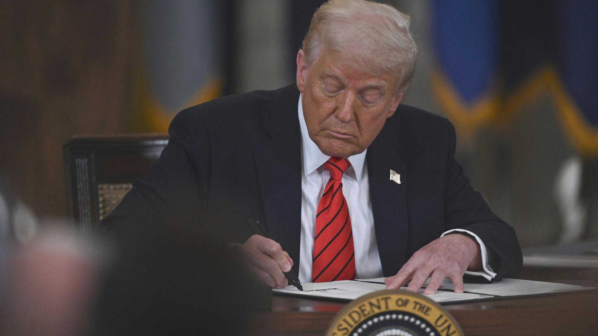 Trump, akıllı telefon ve bilgisayarları ‘karşılıklı’ gümrük vergisi uygulamalarından muaf tuttu