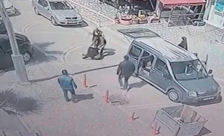 4 kişi sokak ortasında kadını kaçırmaya çalıştı