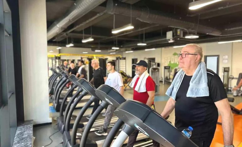 70 yaşındaki ihtiyar delikanlılar sporda gençlere taş çıkartıyor
