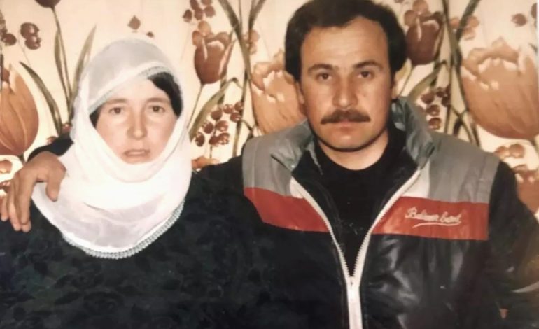 74 Yaşındaki Adam, Eşine Olan Aşkını Taşlarla Yaşatıyor