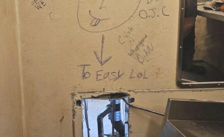 ABD’de hapishaneden 10 mahkum kaçtı: Kaçaklar duvara ‘Çok Kolaydı’ yazdı