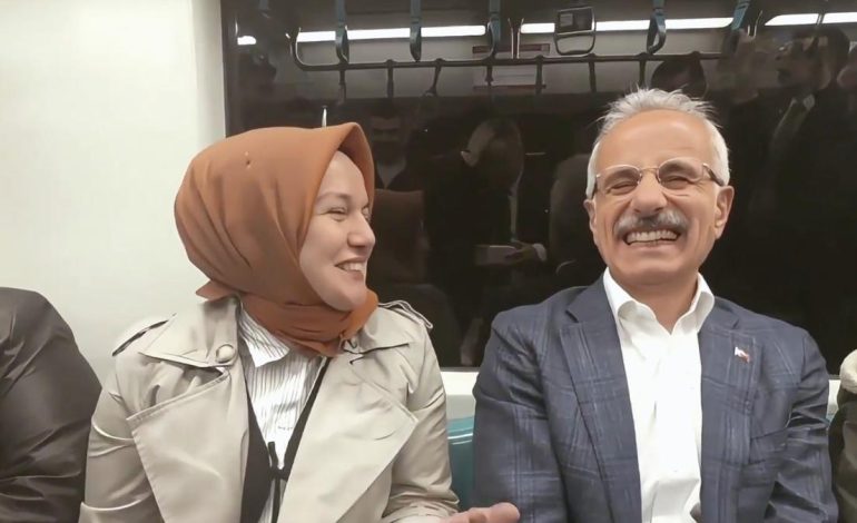 Abdulkadir Uraloğlu, Marmaray’da vatandaşlarla sohbet etti
