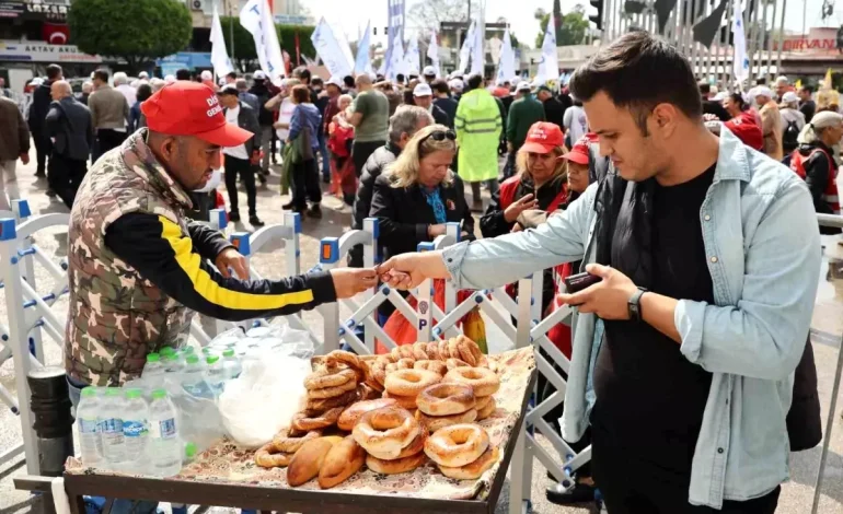 Adana’da 1 Mayıs Kutlaması ve Simitçiler