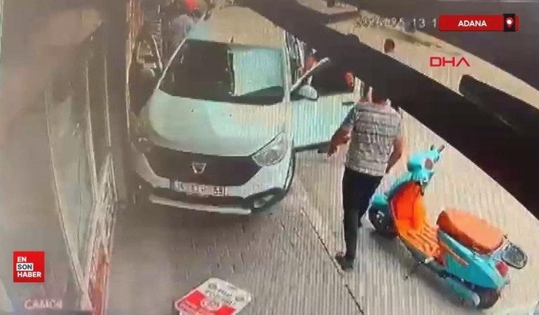 Adana’da hafif ticari araç bisikletliye çarpıp kaldırıma çıktı