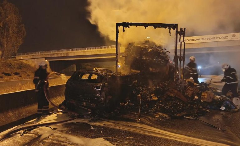 Adana’da tıra çarpan cip alev topuna döndü: Son anda araçtan atladılar