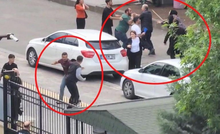 Adliye önünde sopalı, tekmeli ve yumruklu kavga çıktı
