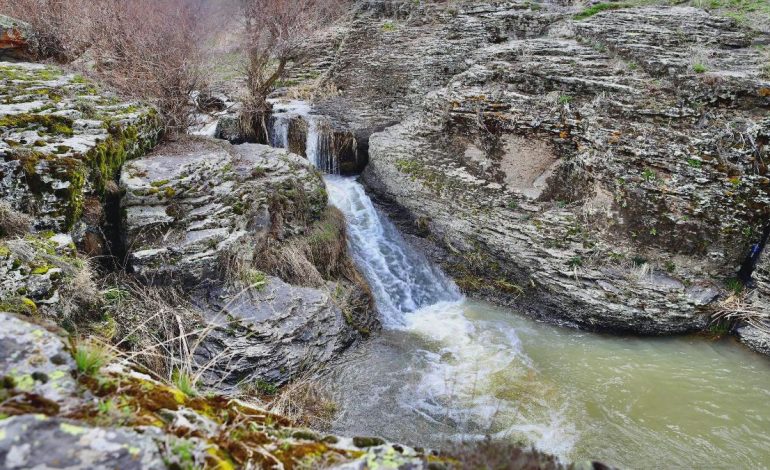 Ağrı Bekiran Şelalesi baharda güzelliğiyle mest ediyor
