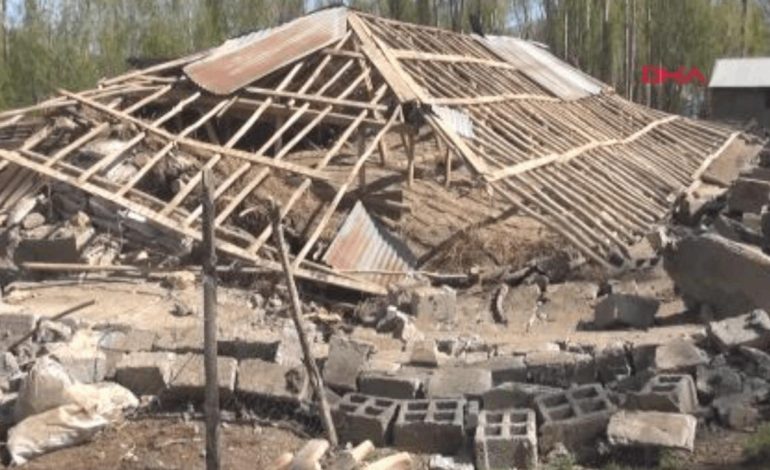 Ahır çöktü; 2 büyükbaş ile 50 tavuk öldü