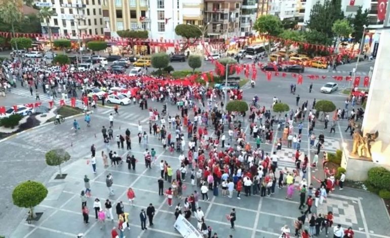 Alanya’da 19 Mayıs Coşkusu: Fener Alayı ve Gökhan Özen Konseri