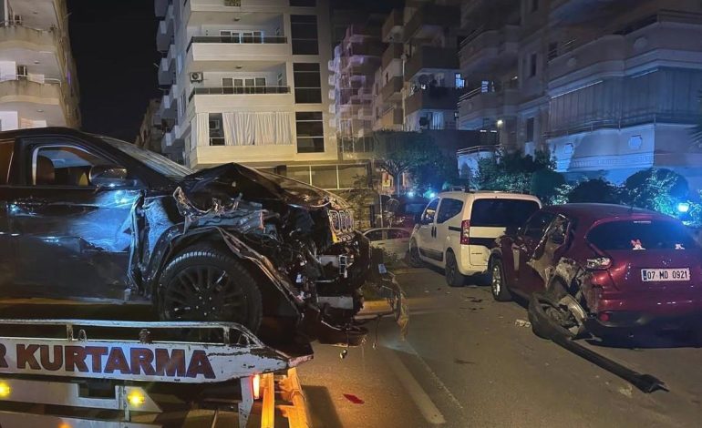Alanya’da alkollü sürücü araçlara çarptı! Ehliyetine el konuldu!